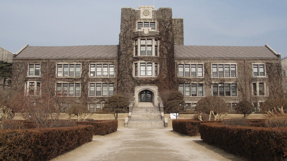Кампус университета Енсе (Yonsei University) в Сеуле, студенты у исторического здания в солнечный день