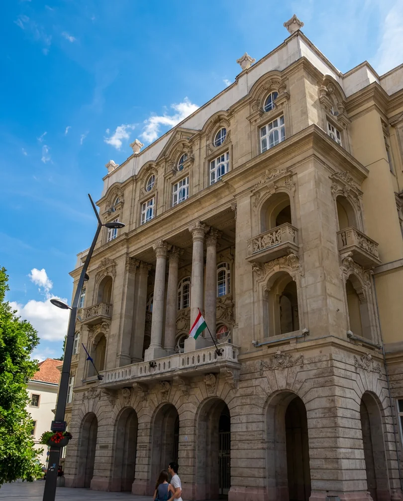 Поступить в Eötvös Loránd University (ELTE)