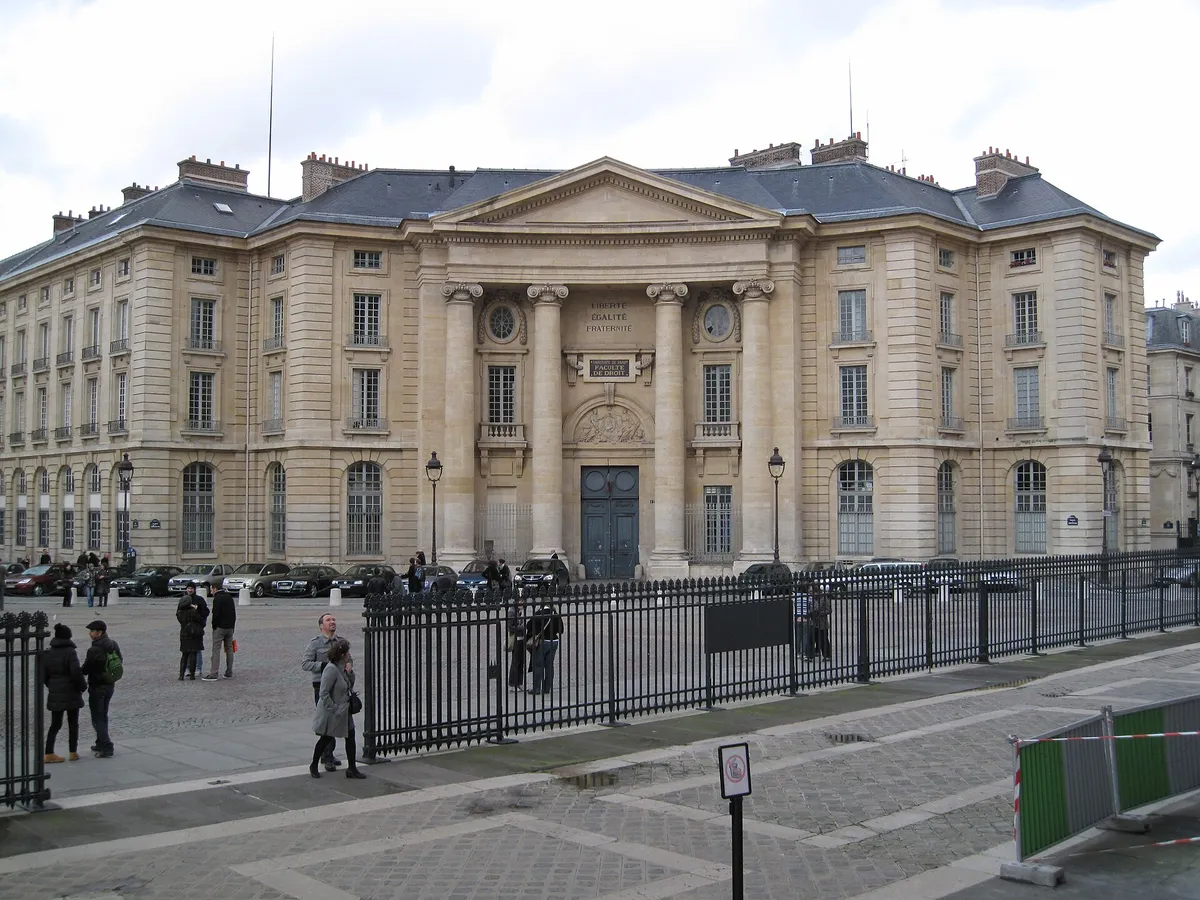Вход в Centre Panthéon университета Париж 1 Пантеон-Сорбонна