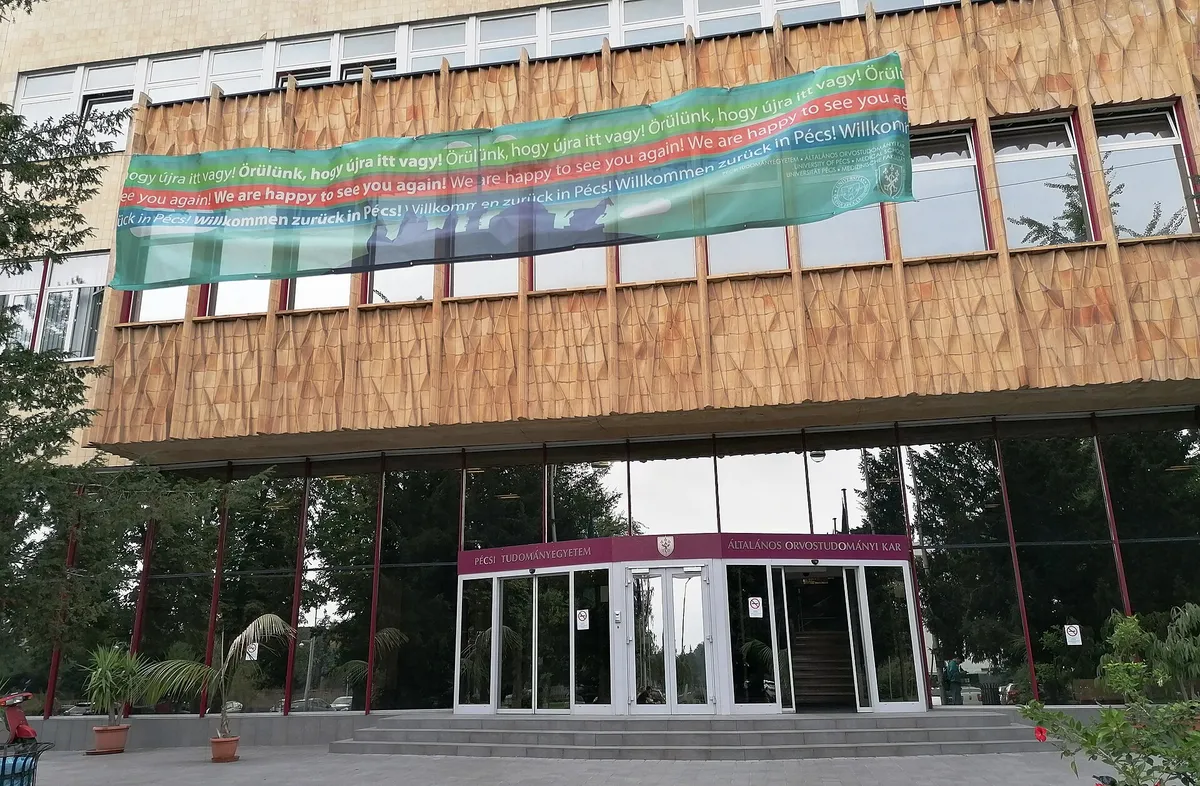 Вход в старый корпус медицинского факультета Печского университета