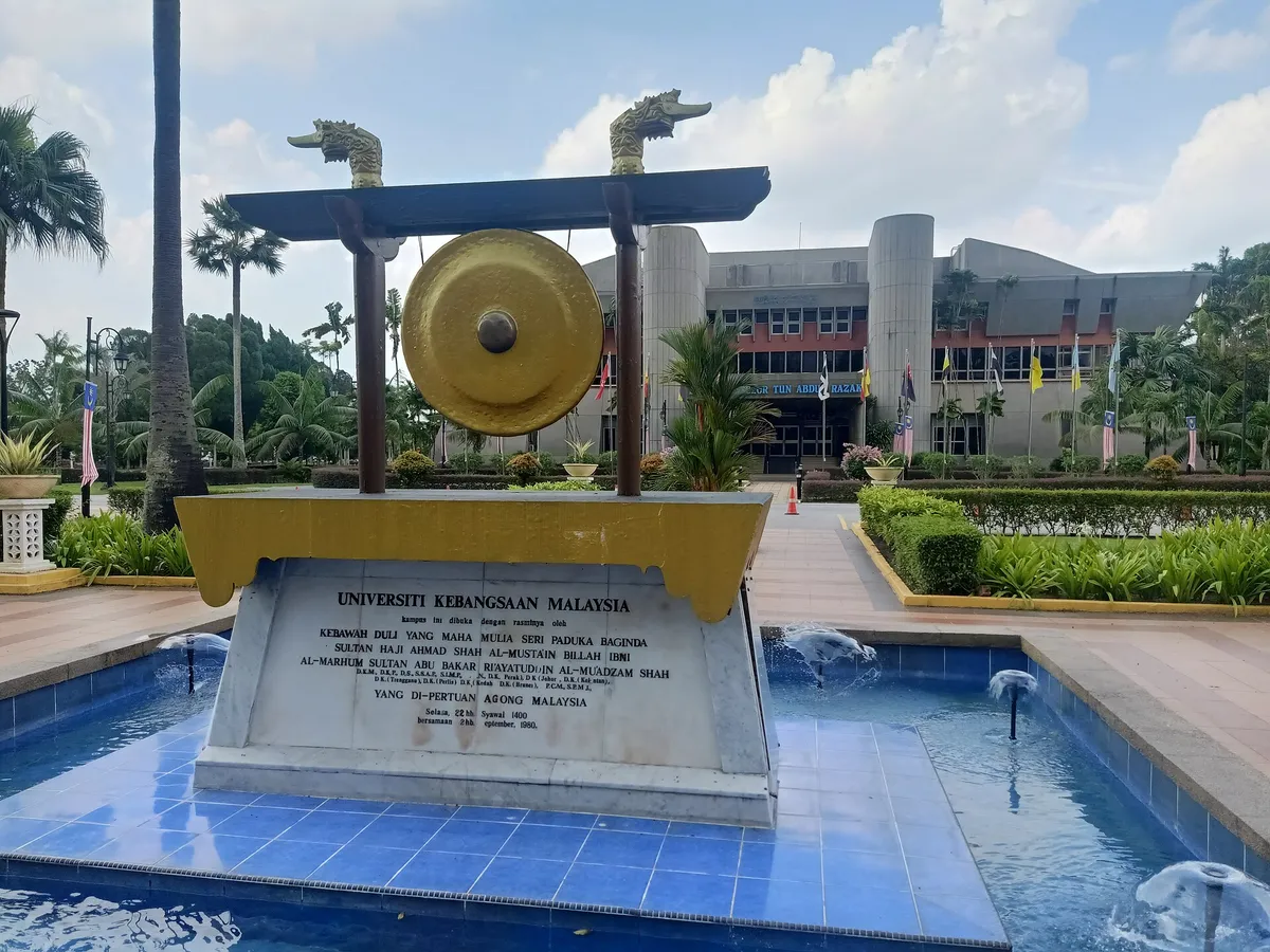 Гонг UKM перед корпусом DECTAR, кампус в Банги