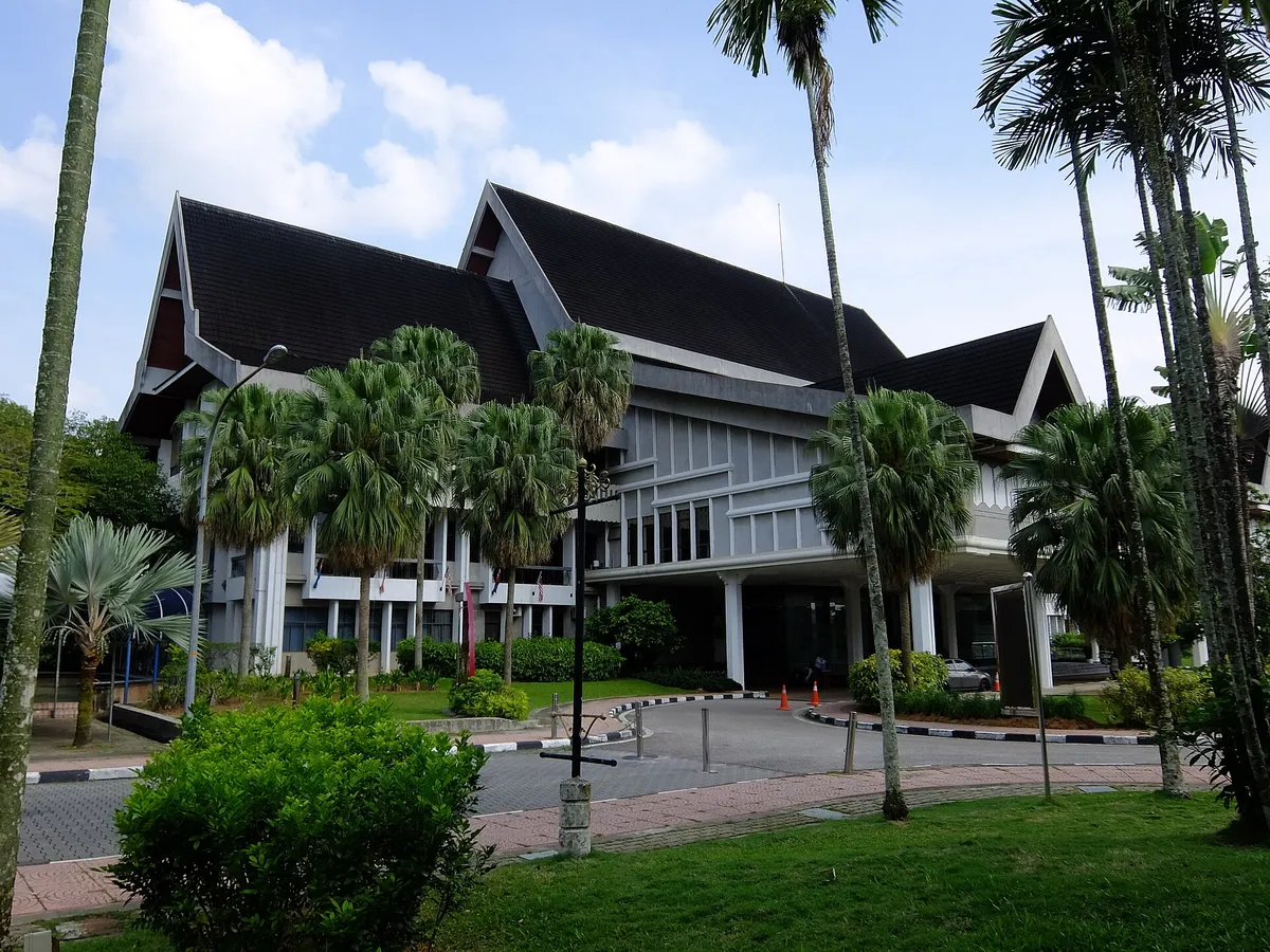 Здание ректората Sultan Ibrahim Chancellor Building на кампусе UTM в Скудае