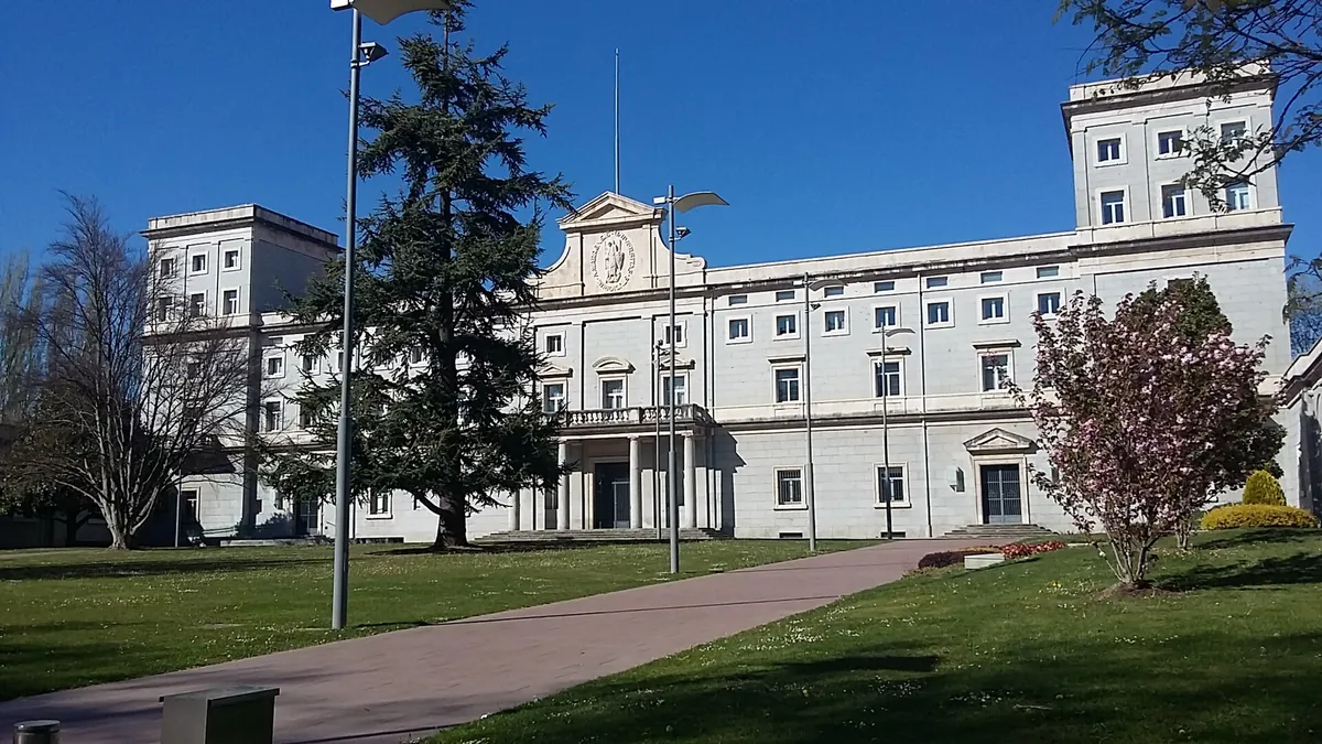 Центральное здание Университета Наварры в Памплоне