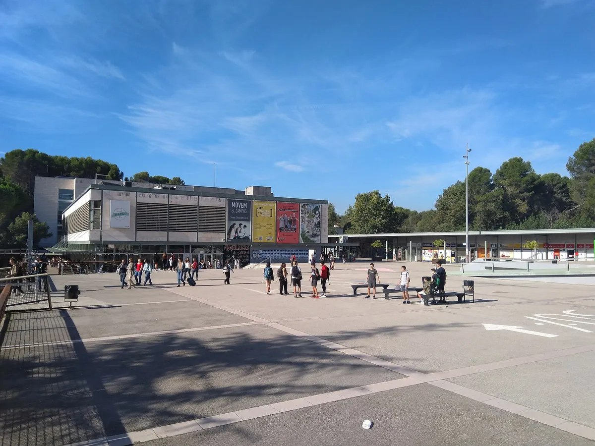 Общий вид площади Plaça Cívica на кампусе Автономного университета Барселоны