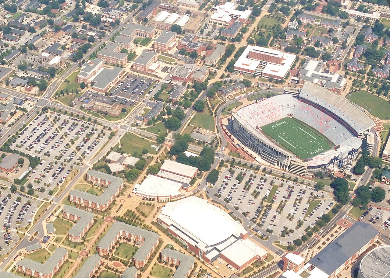 Кампус Auburn University с воздуха и стадион Jordan-Hare