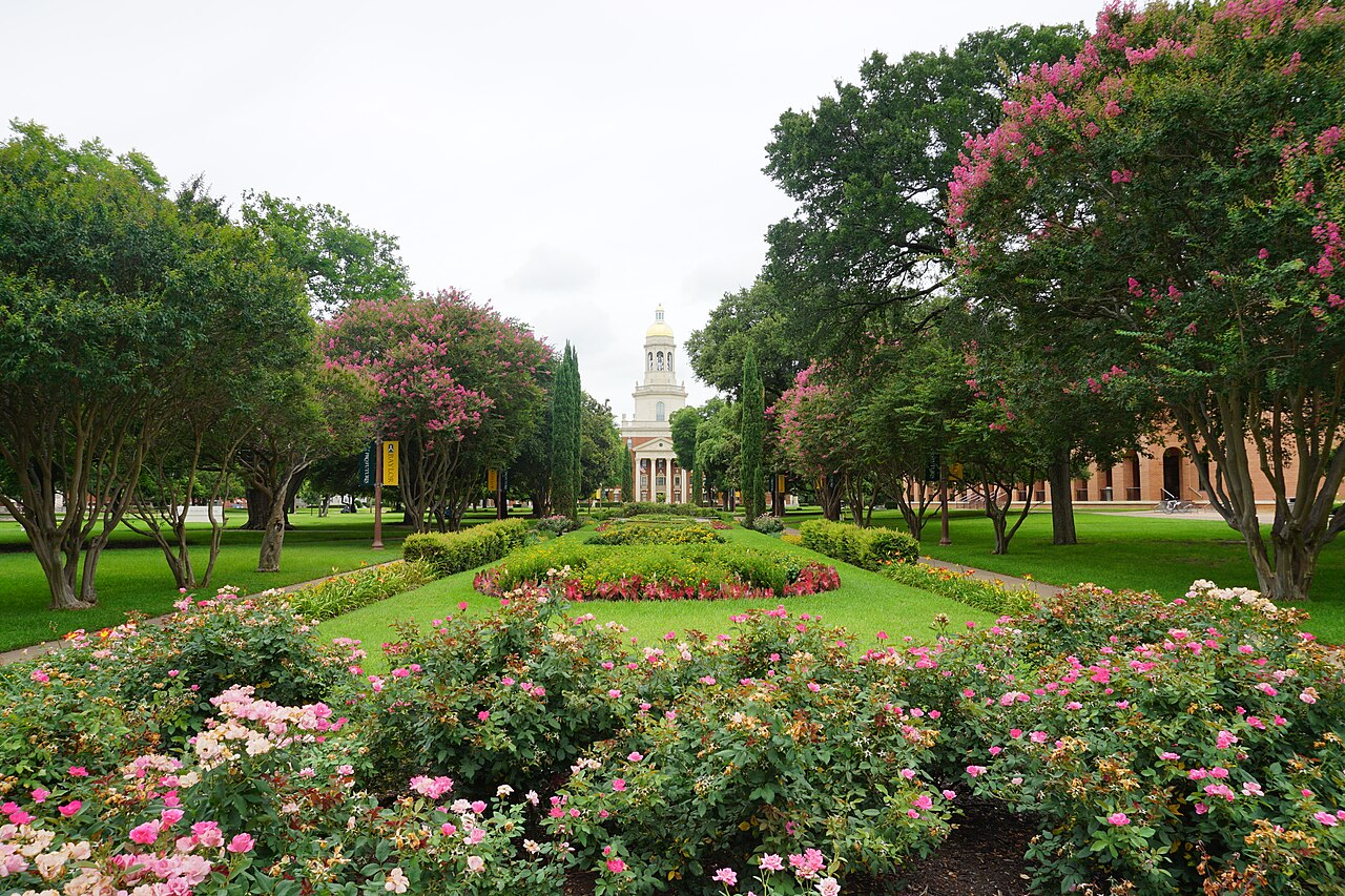 Founders Mall с розарием и Пат-Нефф-холлом, Baylor University