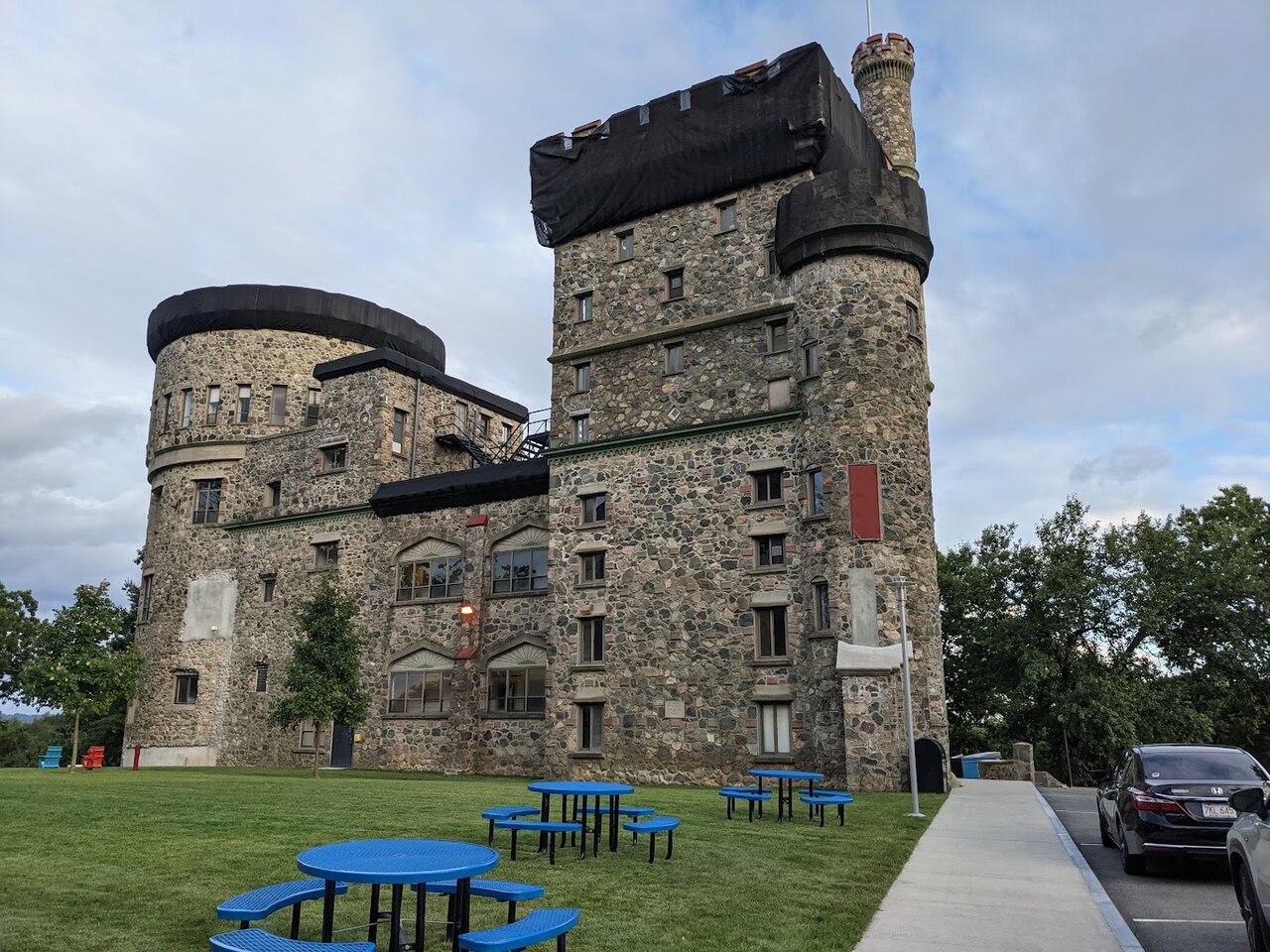 Замок Юзен в кампусе Brandeis University
