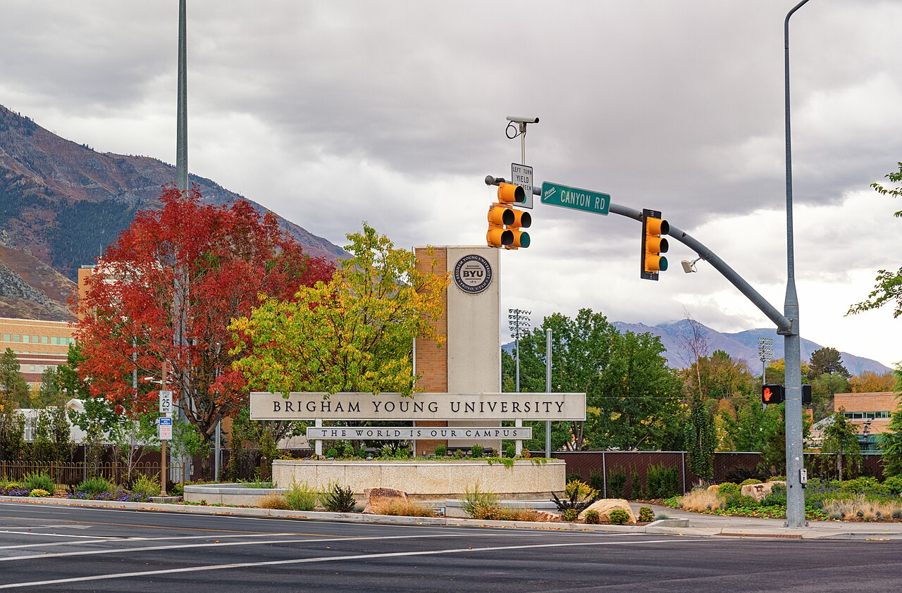 Въезд в кампус Brigham Young University осенью