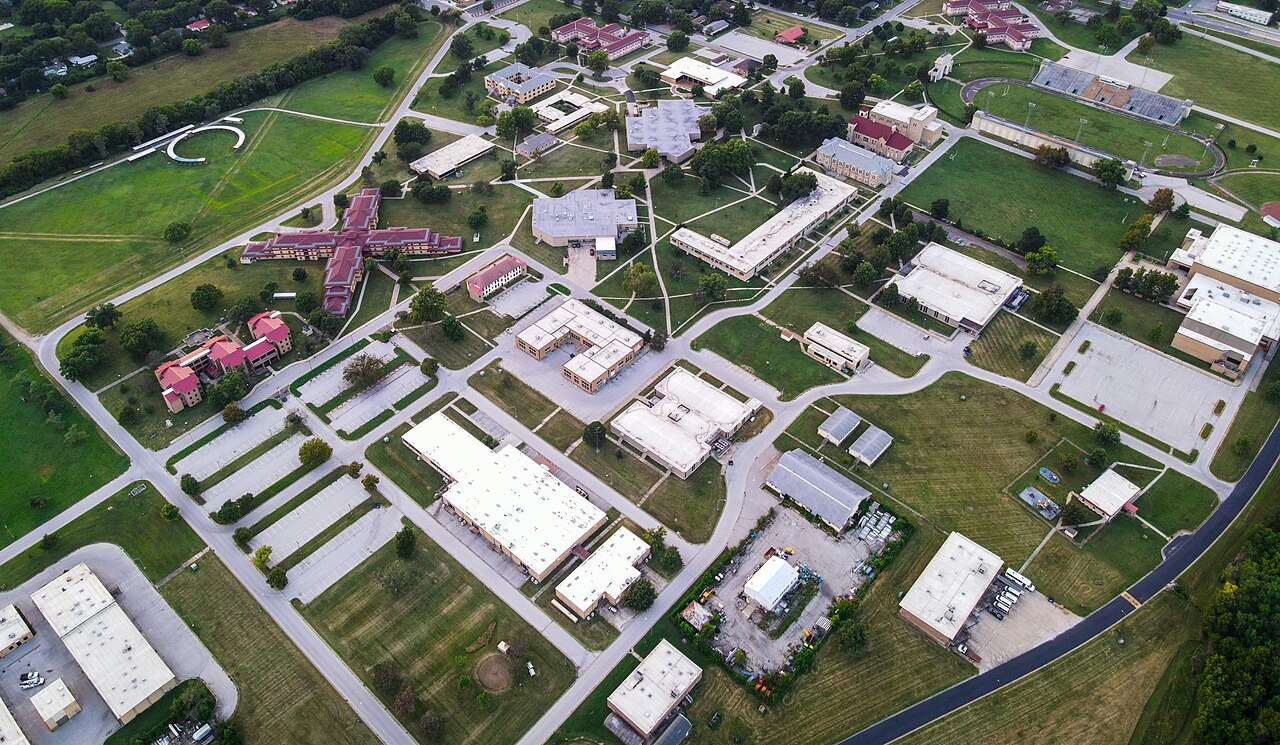 Кампус Haskell Indian Nations University с высоты, Лоуренс, Канзас
