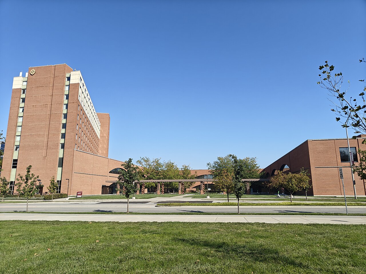 Университетская башня и Хайн-холл, IU Indianapolis