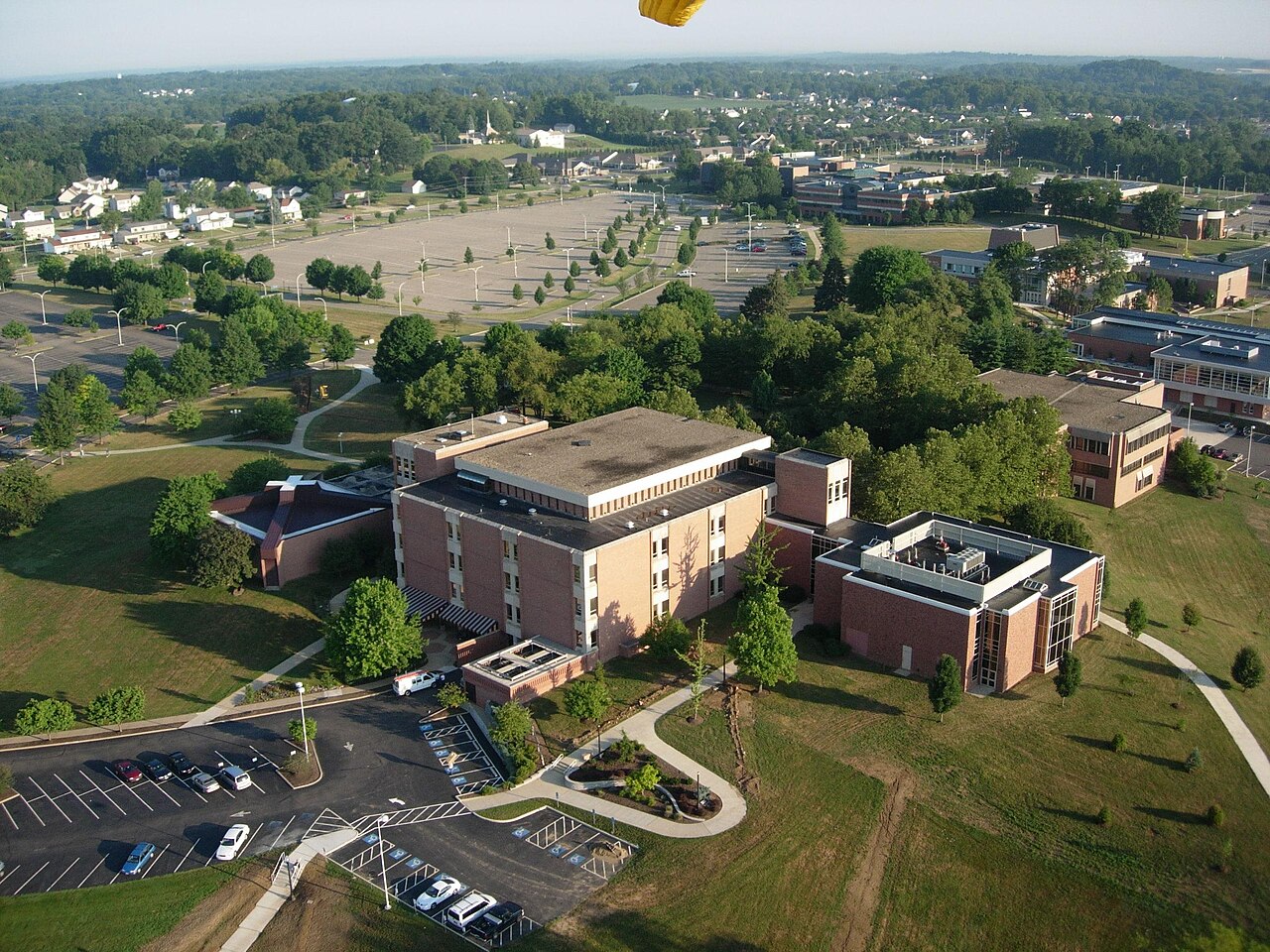 Кампус Kent State University at Stark с высоты, Норт-Кантон, Огайо