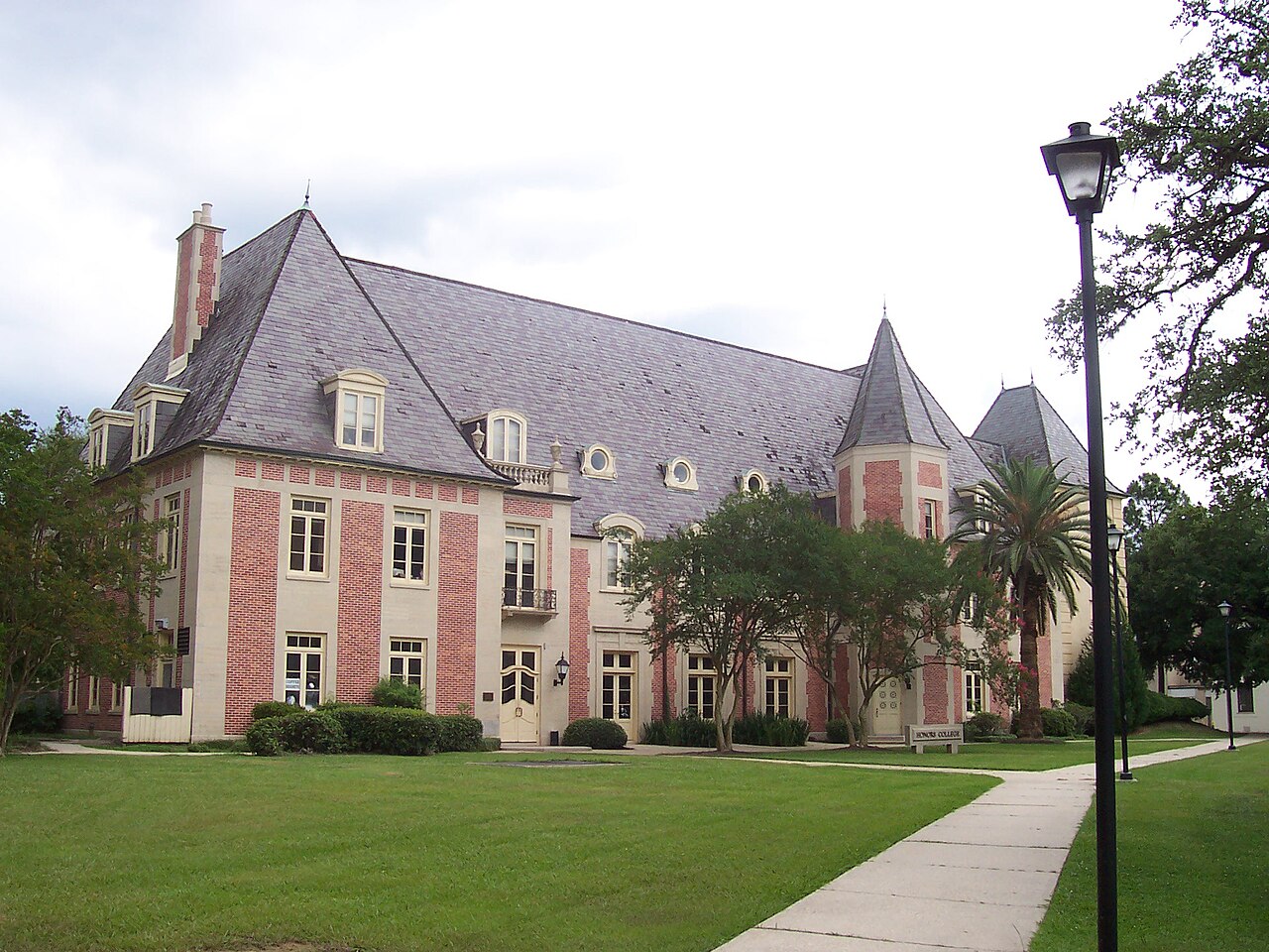 Французский дом в кампусе Louisiana State University