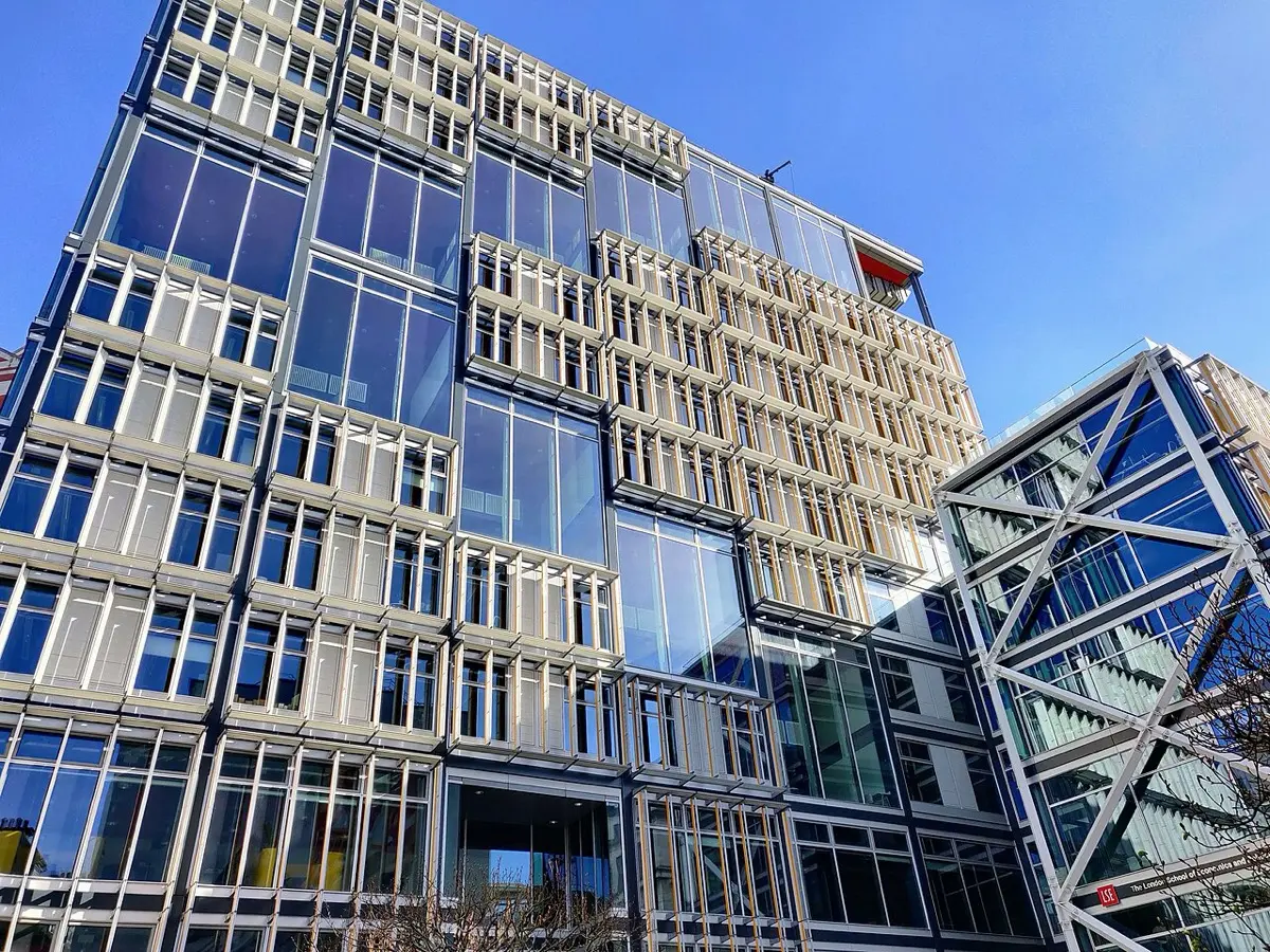 Здание Лондонской школы экономики (LSE)