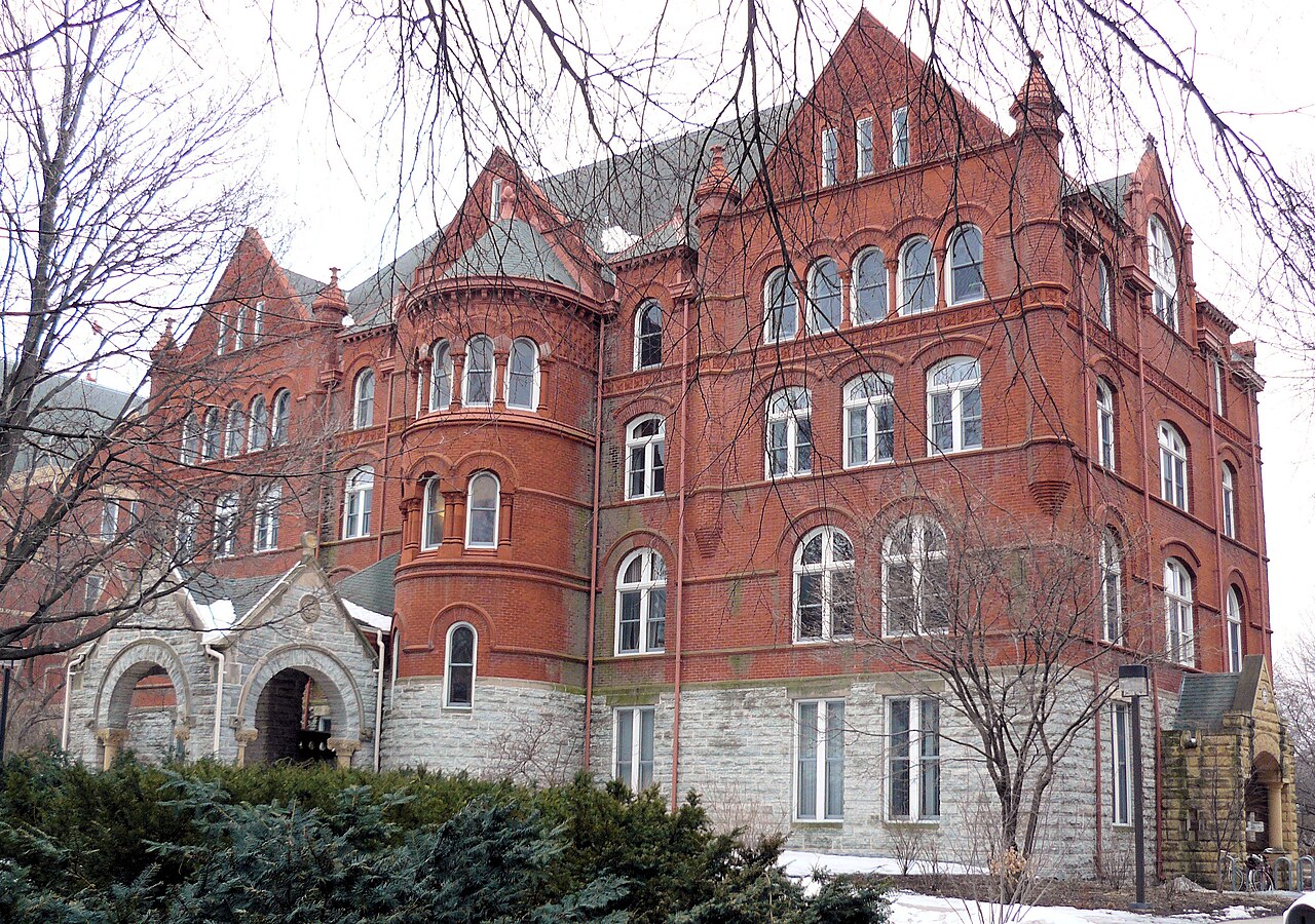 Old Main в кампусе Macalester College
