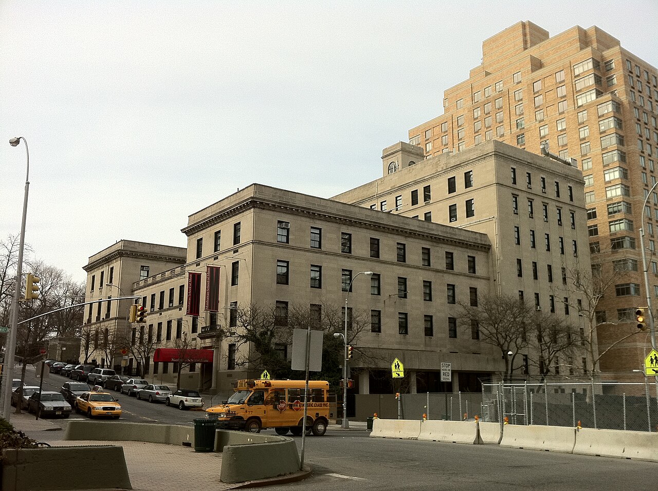 Здание Manhattan School of Music на углу 122-й улицы и Бродвея