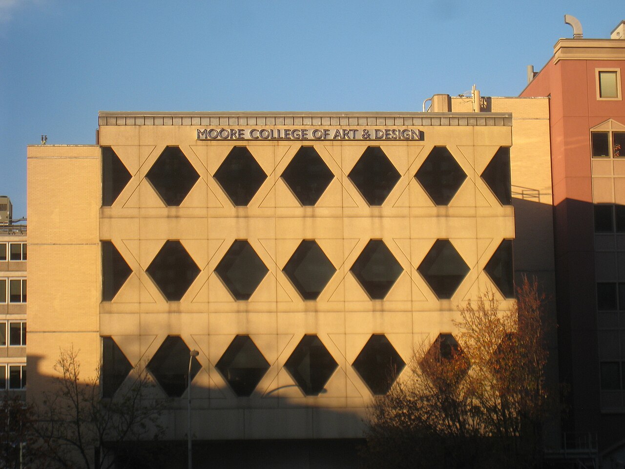 Фасад Moore College of Art and Design с ромбовидными окнами, Филадельфия