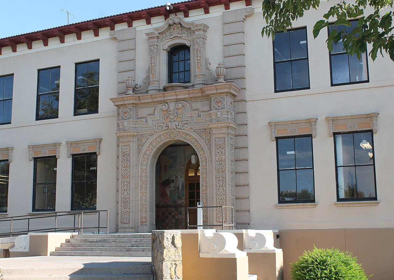 Орнаментальный испанский вход корпуса, New Mexico State University