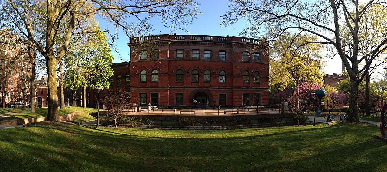 Зелёный кампус со скульптурами, Pratt Institute