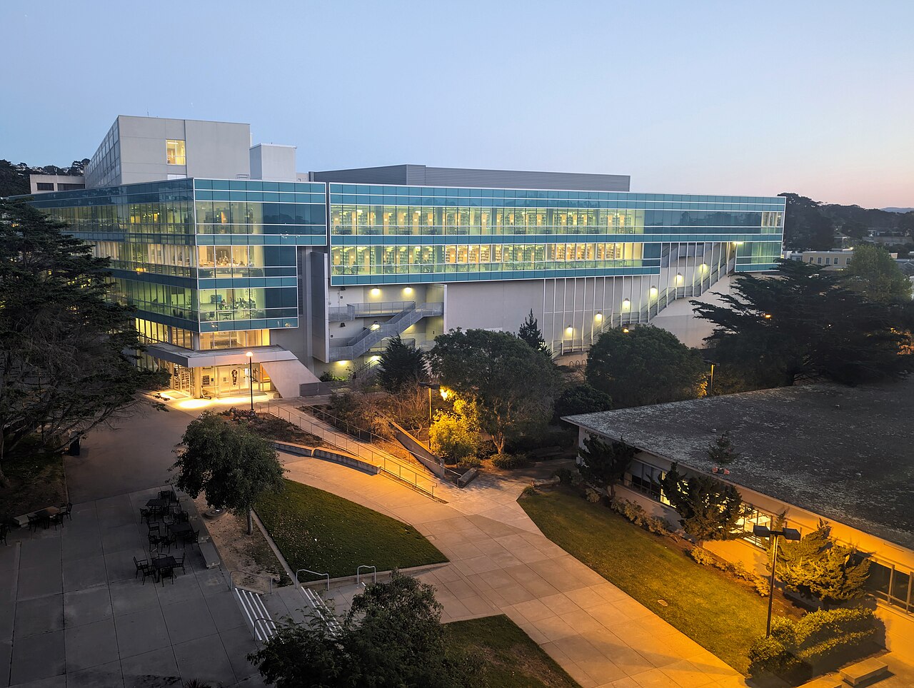 Библиотека San Francisco State University в вечерних огнях