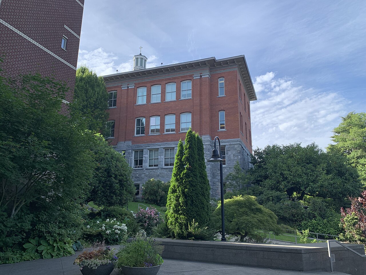 Исторический корпус в саду, Seattle University