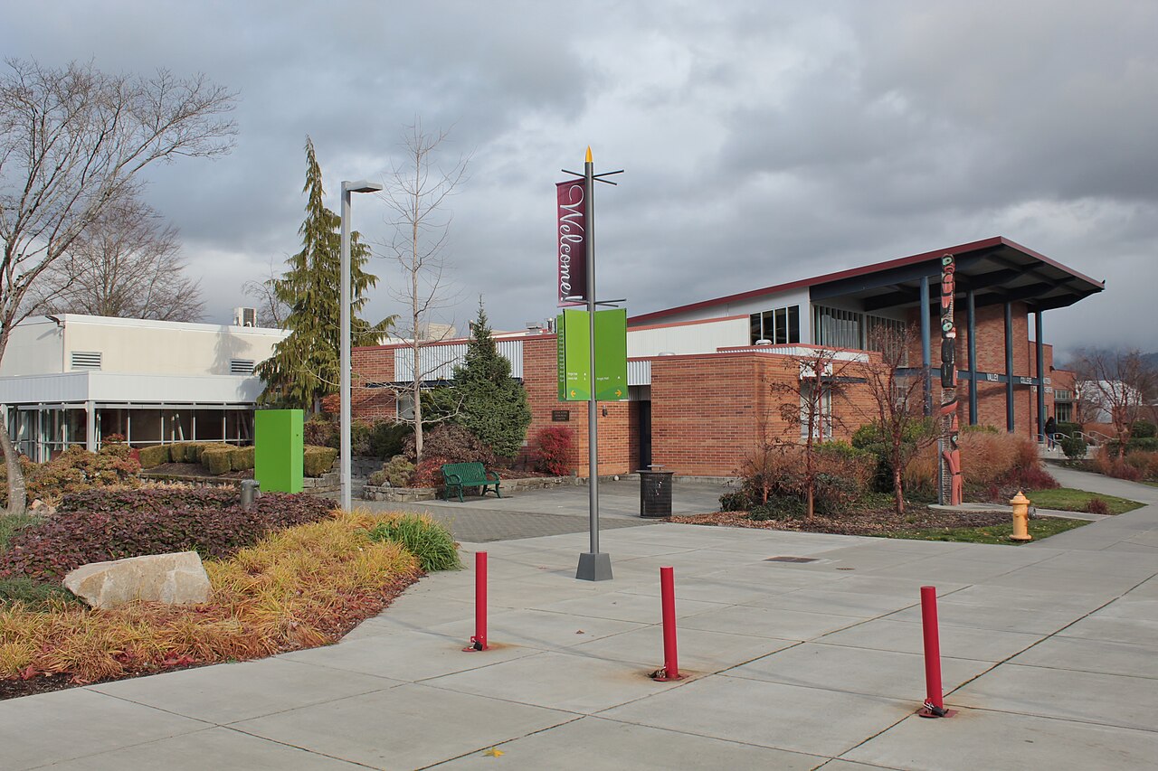 Корпус Cardinal и площадь кампуса Skagit Valley College в Маунт-Верноне