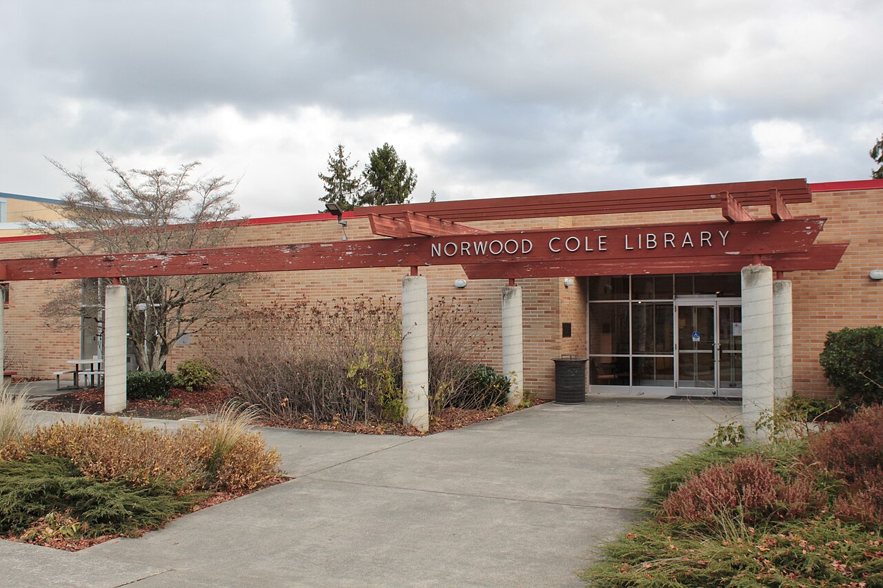Вход в библиотеку Norwood Cole Library, Skagit Valley College