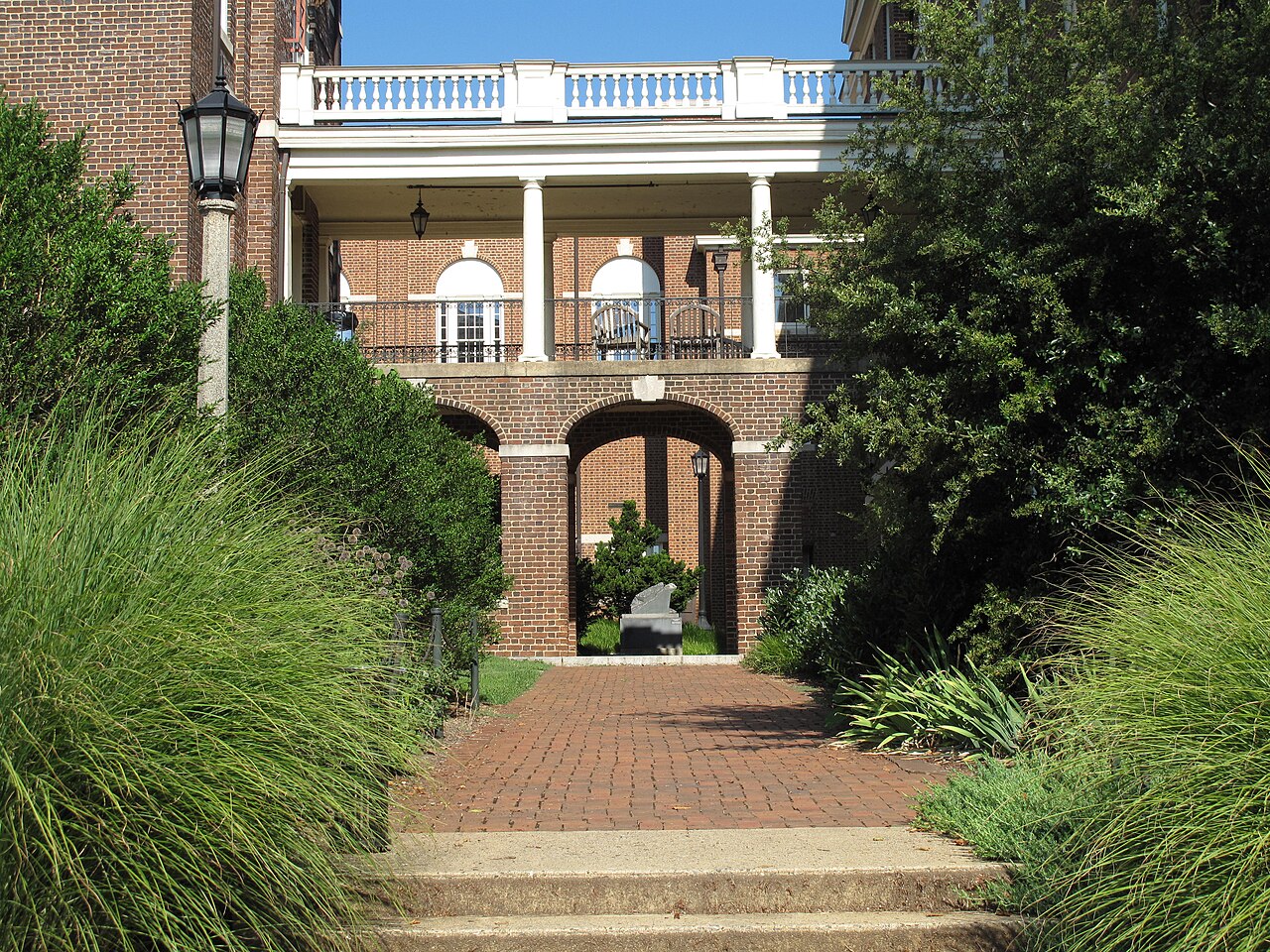 Аркада кирпичного корпуса Sweet Briar College