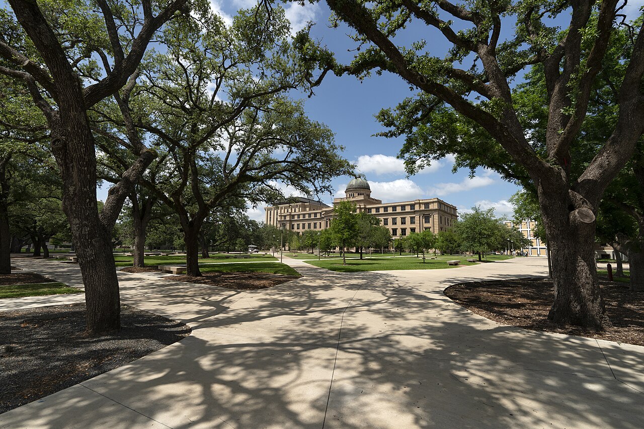 Дубовая аллея к Academic Building в Texas A&M