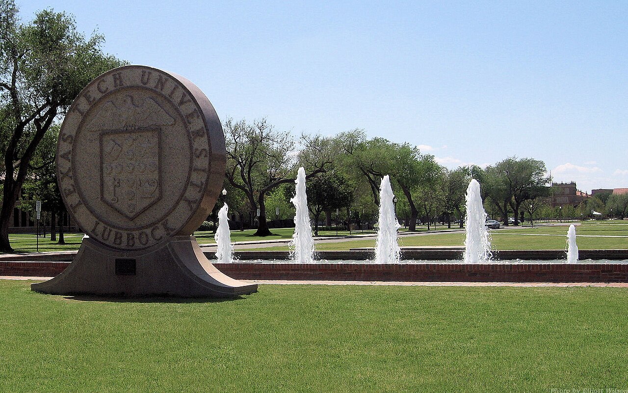 Печать и фонтаны в кампусе Texas Tech University