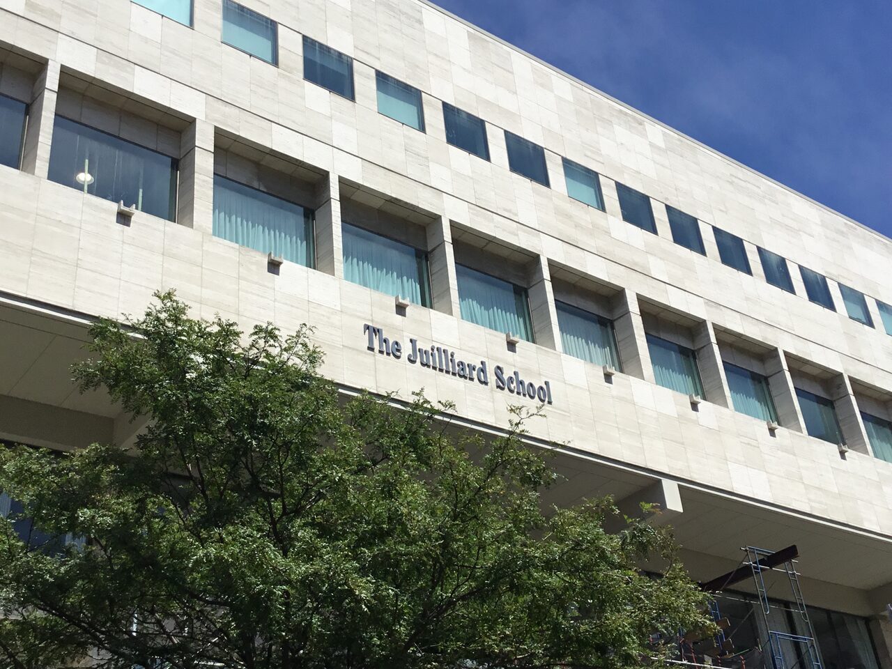 Фасад Джульярдской школы с надписью The Juilliard School, Верхний Вест-Сайд Манхэттена