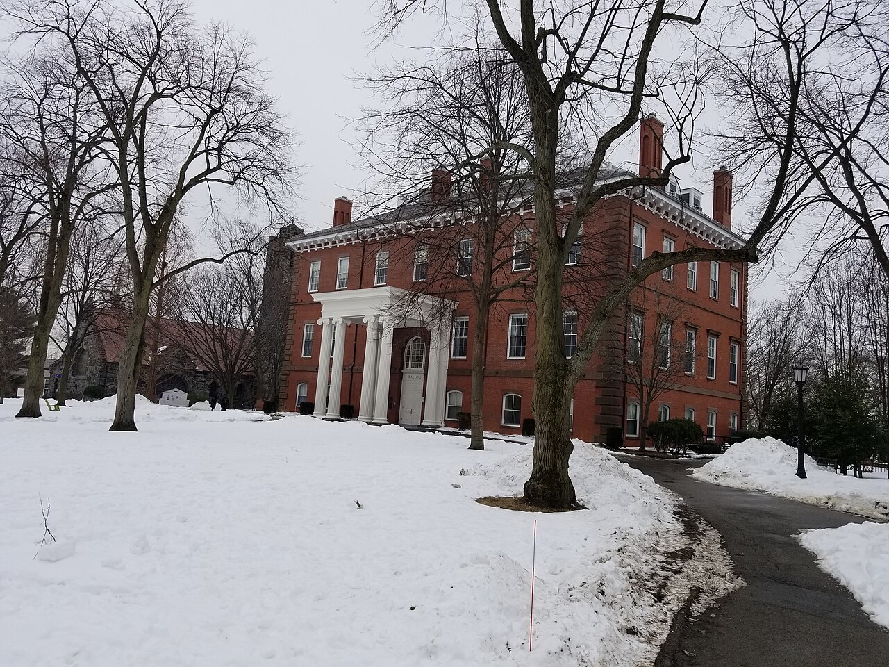 Баллоу-холл в кампусе Tufts University