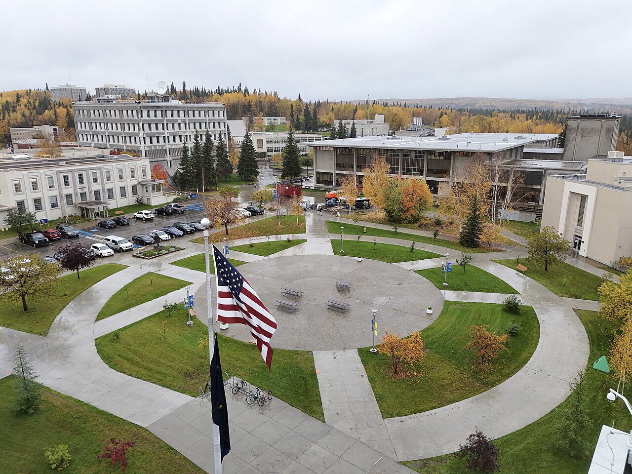 Корнерстоун-Плаза осенью, University of Alaska Fairbanks