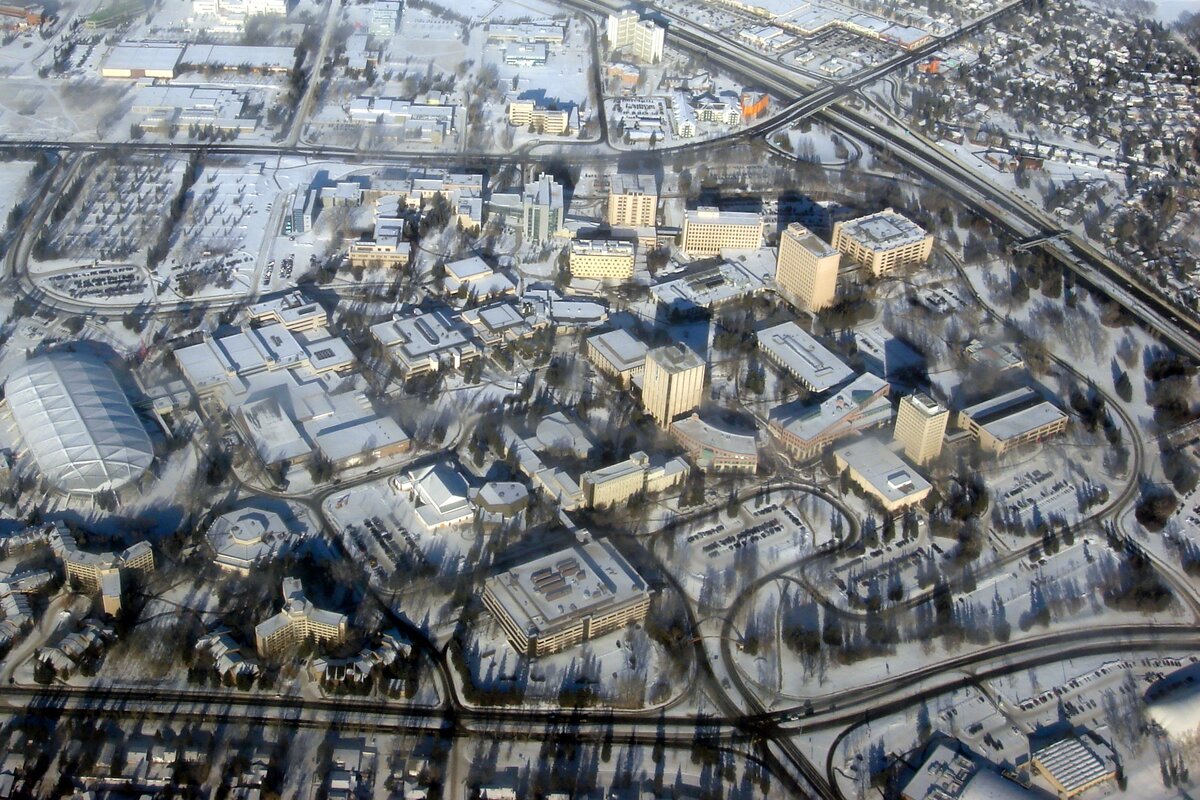 Аэросъемка главного кампуса University of Calgary зимой, Альберта.