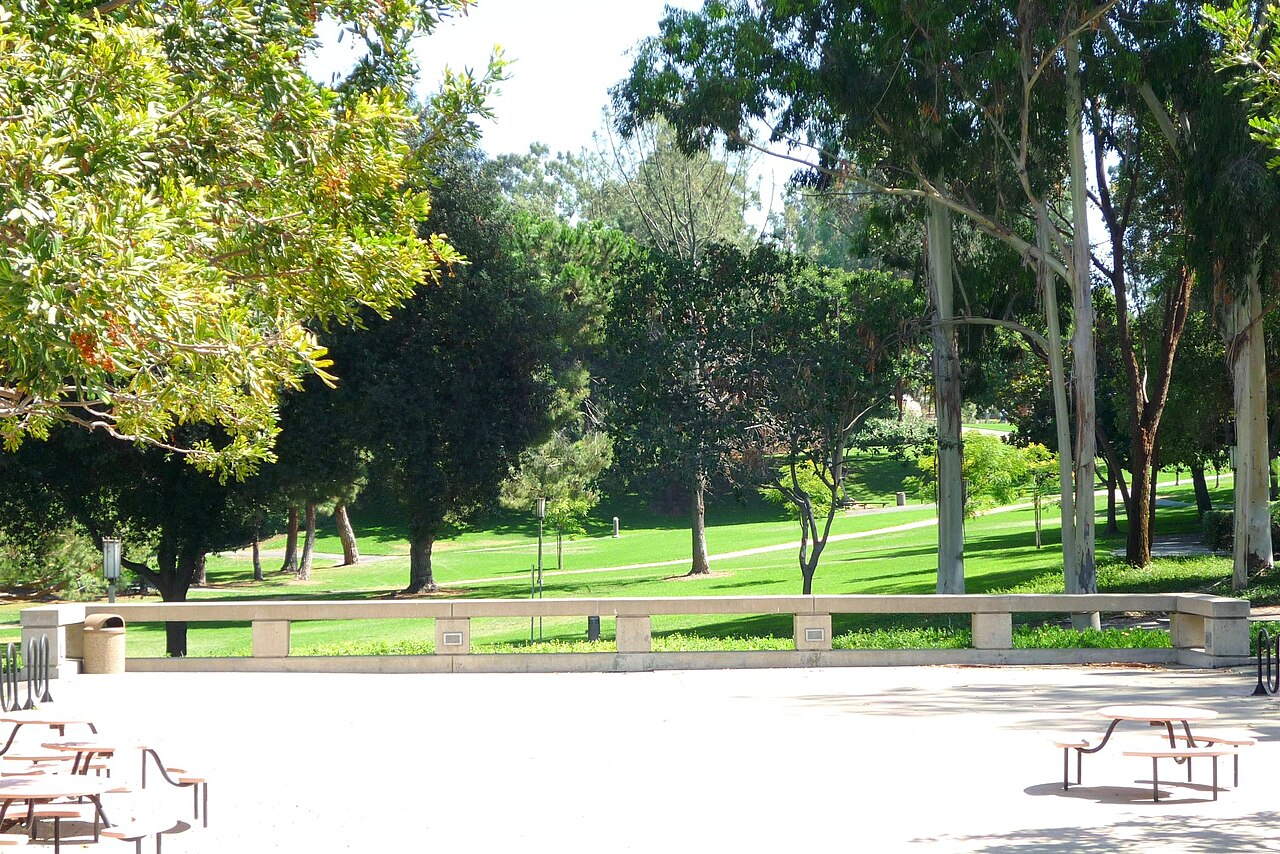 Парк Олдрич в центре кампуса UC Irvine
