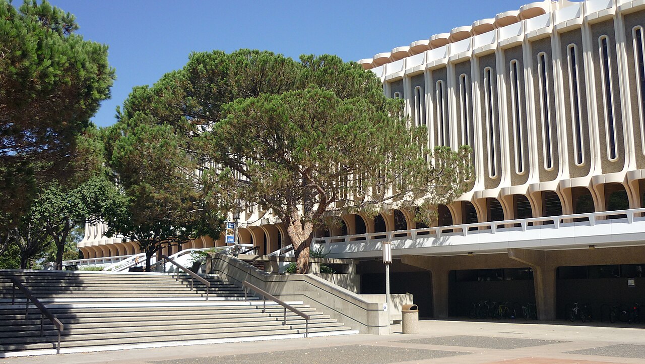 Библиотека Лэнгсона в кампусе UC Irvine