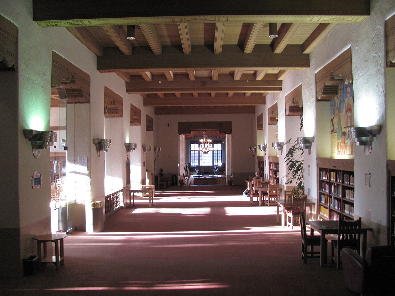 Интерьер в юго-западном стиле в University of New Mexico
