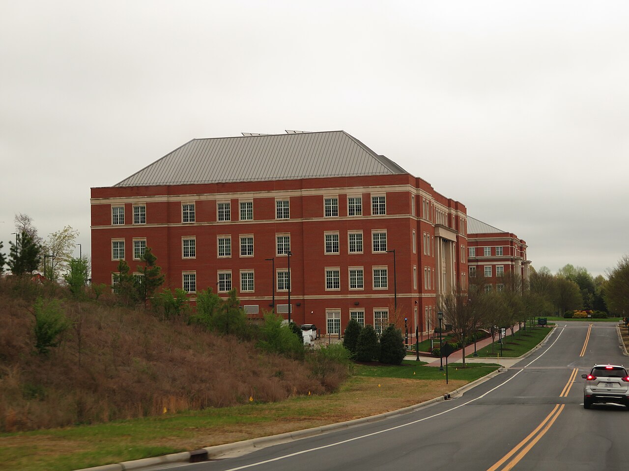 Корпус кампуса UNC Charlotte среди зелени