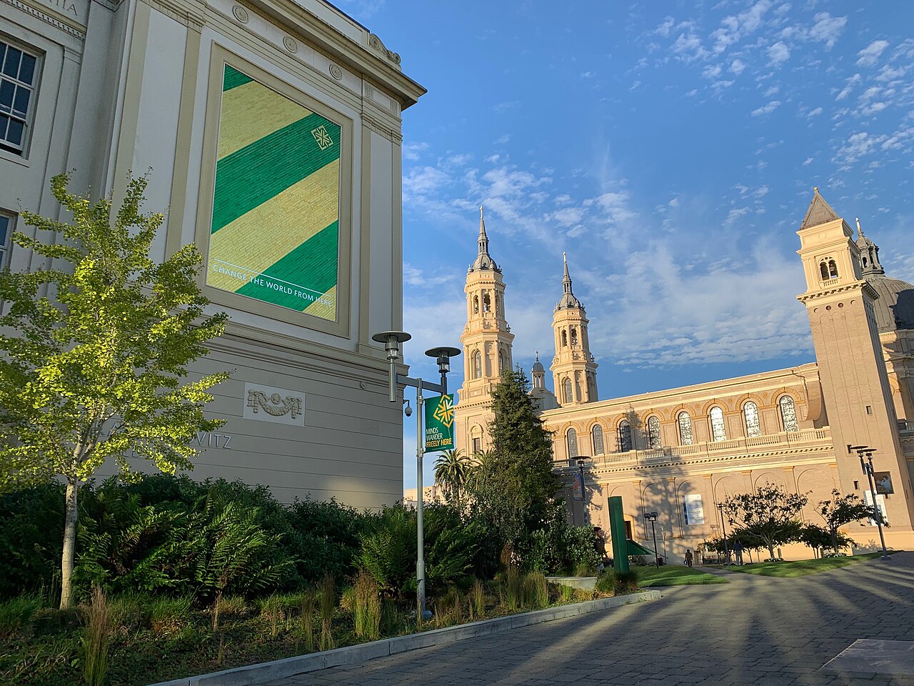 Кампус University of San Francisco и башни церкви Св. Игнатия