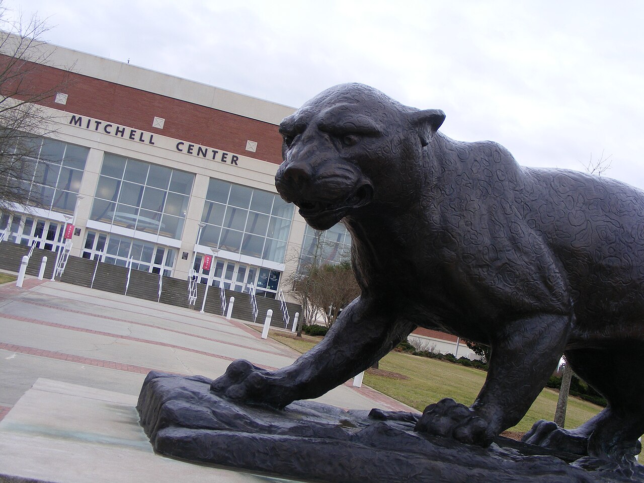 Спорткомплекс Митчелл и статуя Ягуара, University of South Alabama