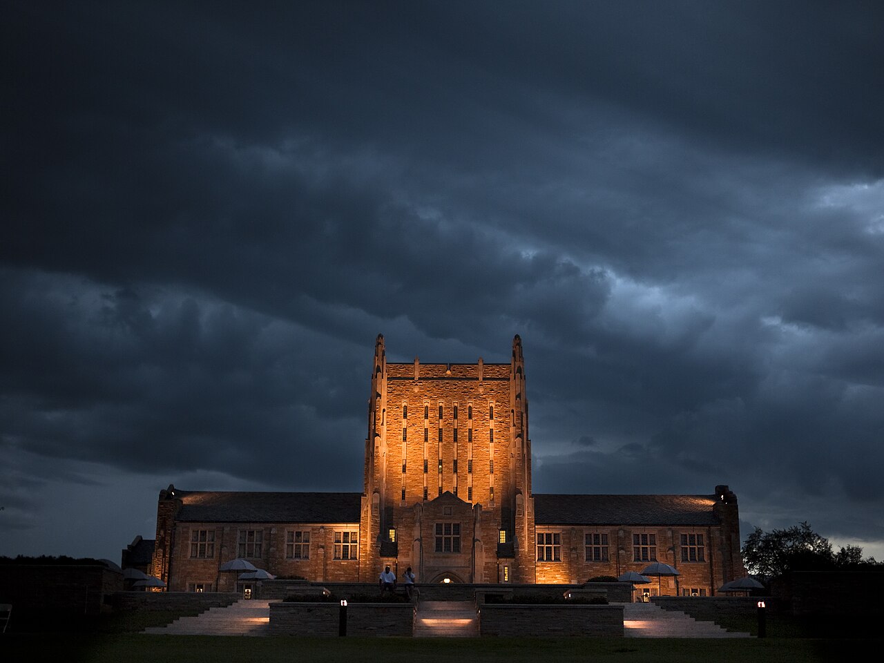 Библиотека Макфарлин в сумерках, University of Tulsa