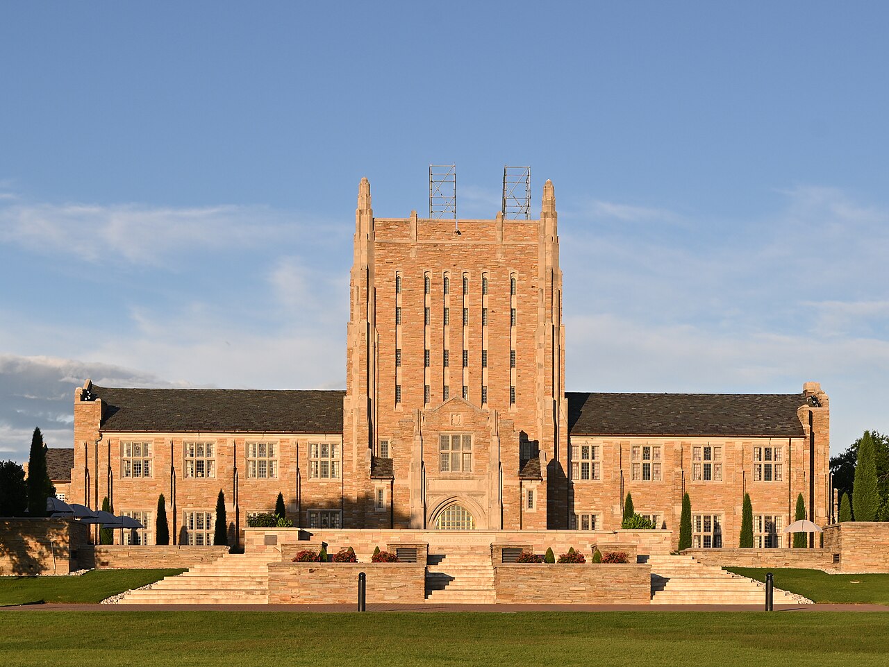 Готический фасад библиотеки Макфарлин, University of Tulsa