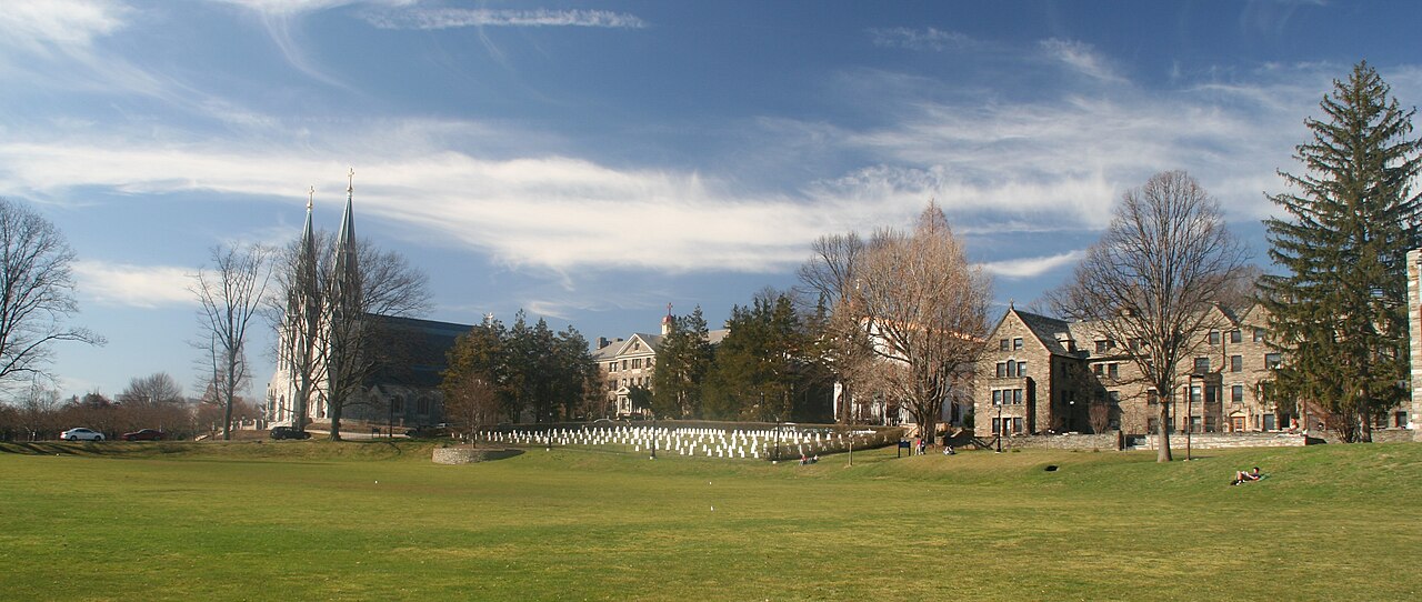 Панорама кампуса Villanova University со шпилями церкви