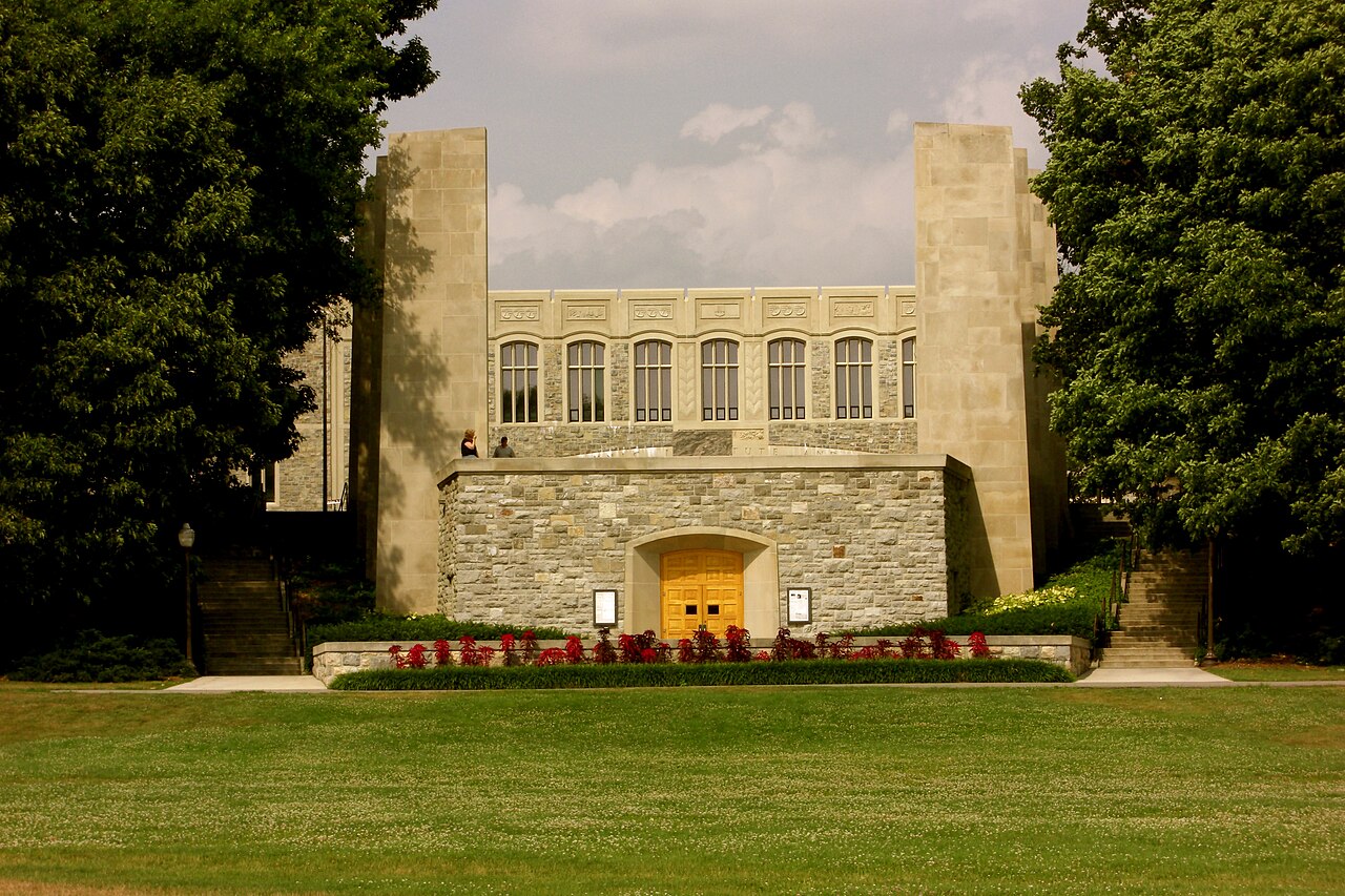 Корпуса из хоки-камня в кампусе Virginia Tech