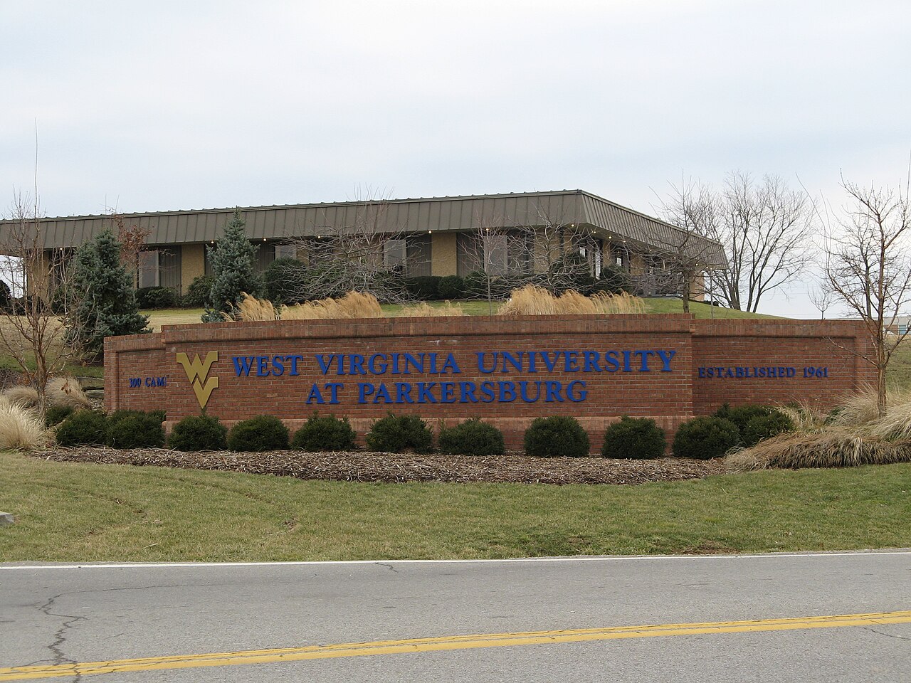 Въездная стела и главный корпус West Virginia University at Parkersburg