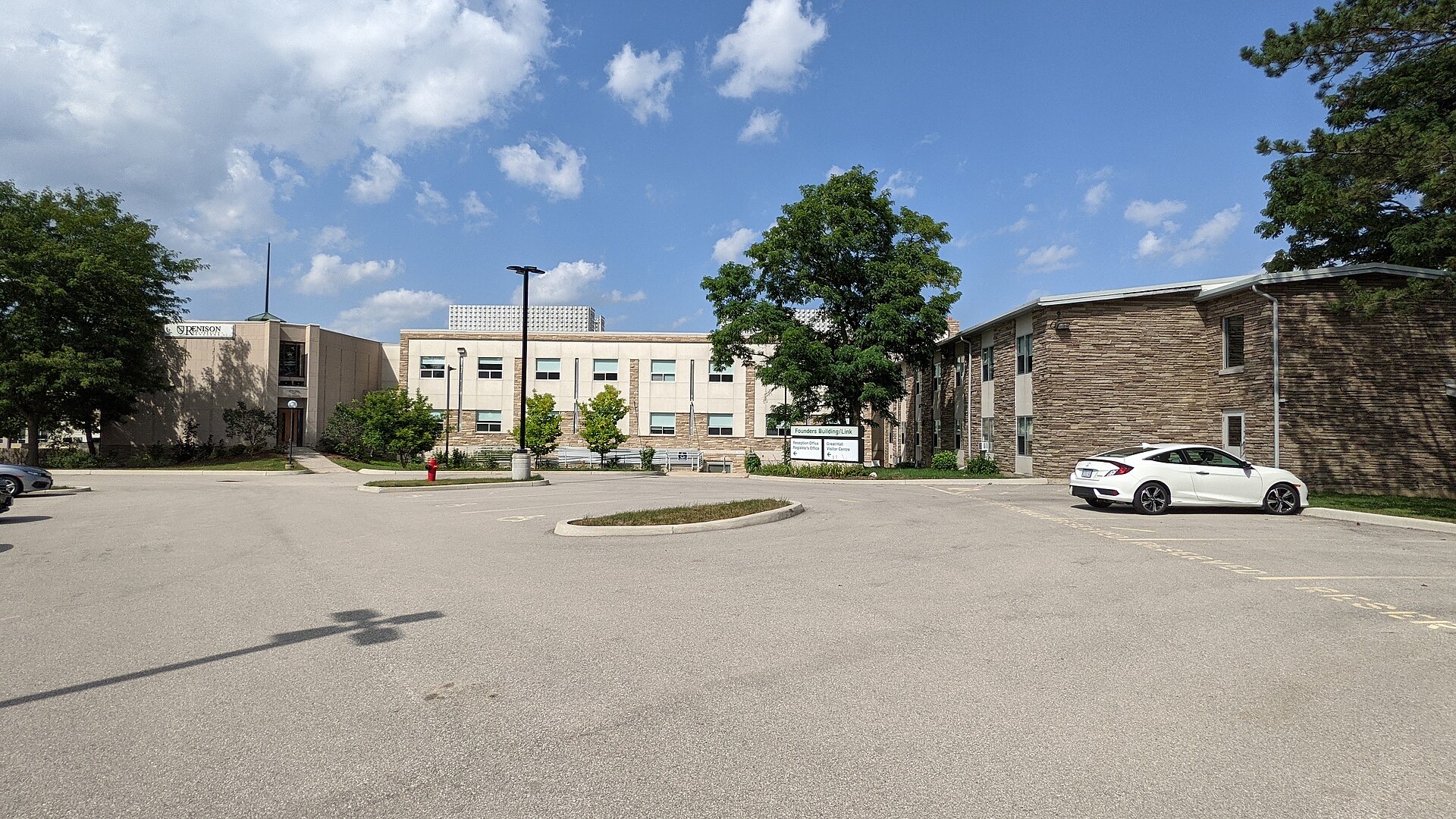 Кампус Университетский колледж Ренисон (Renison University College)